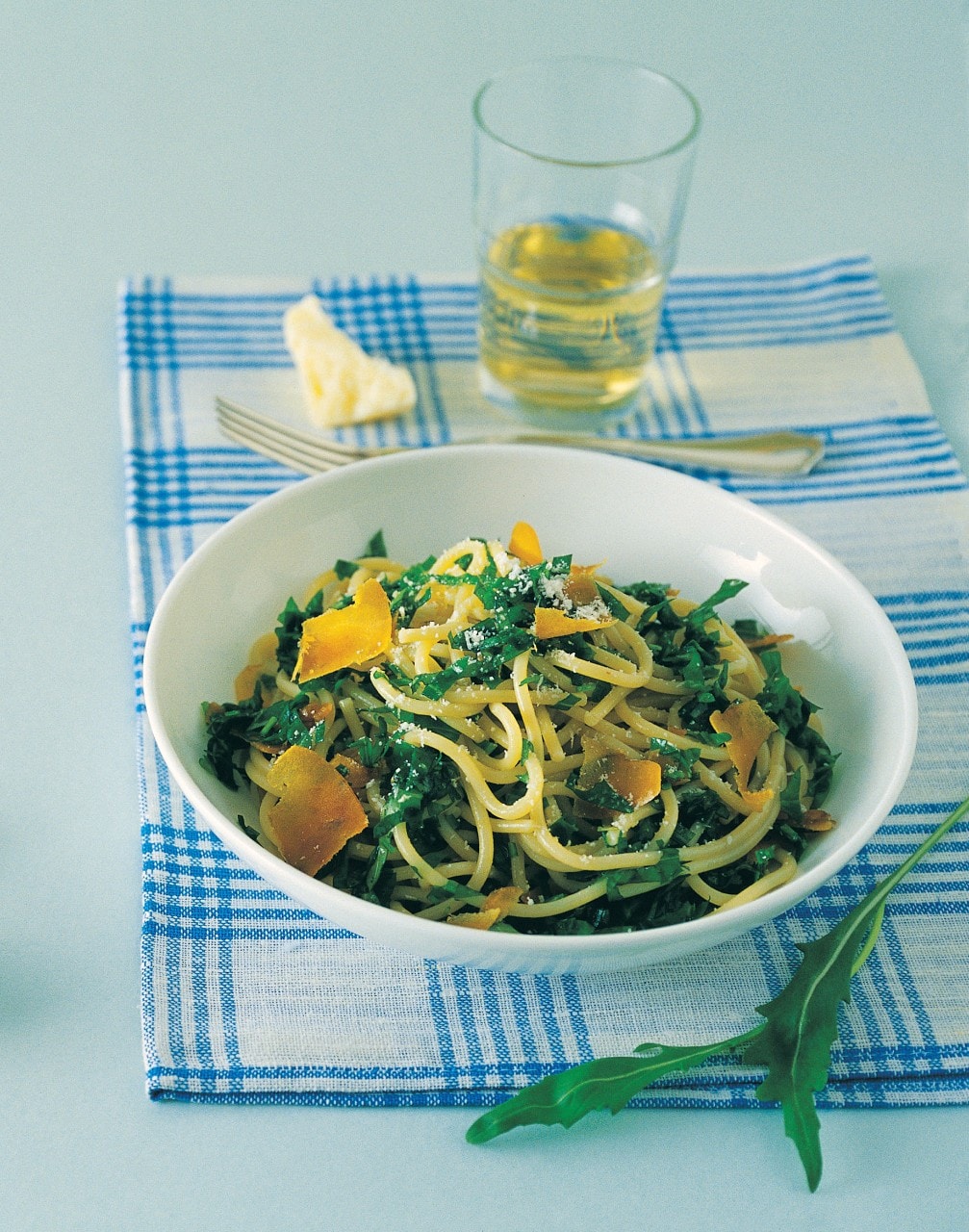 Spaghetti alla bottarga, rughetta e basilico ricetta