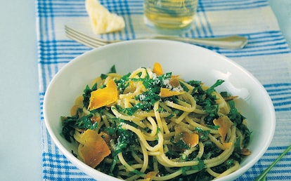 Spaghetti alla bottarga, rughetta e basilico