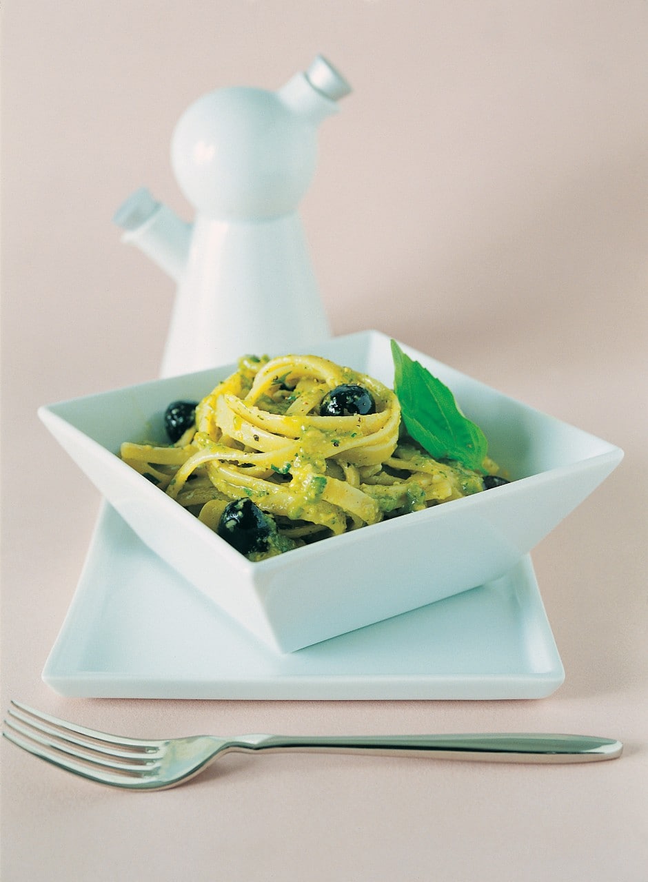 Trenette al pesto e olive nere ricetta