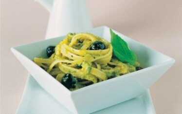 Trenette al pesto e olive nere
