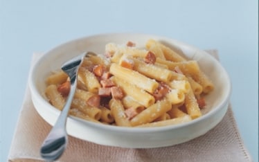 Maccheroncini ai würstel, panna e uova