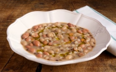 Minestra con orzo e legumi
