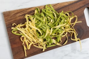 Preparazione Tagliatelle paglia e fieno - Fase 3