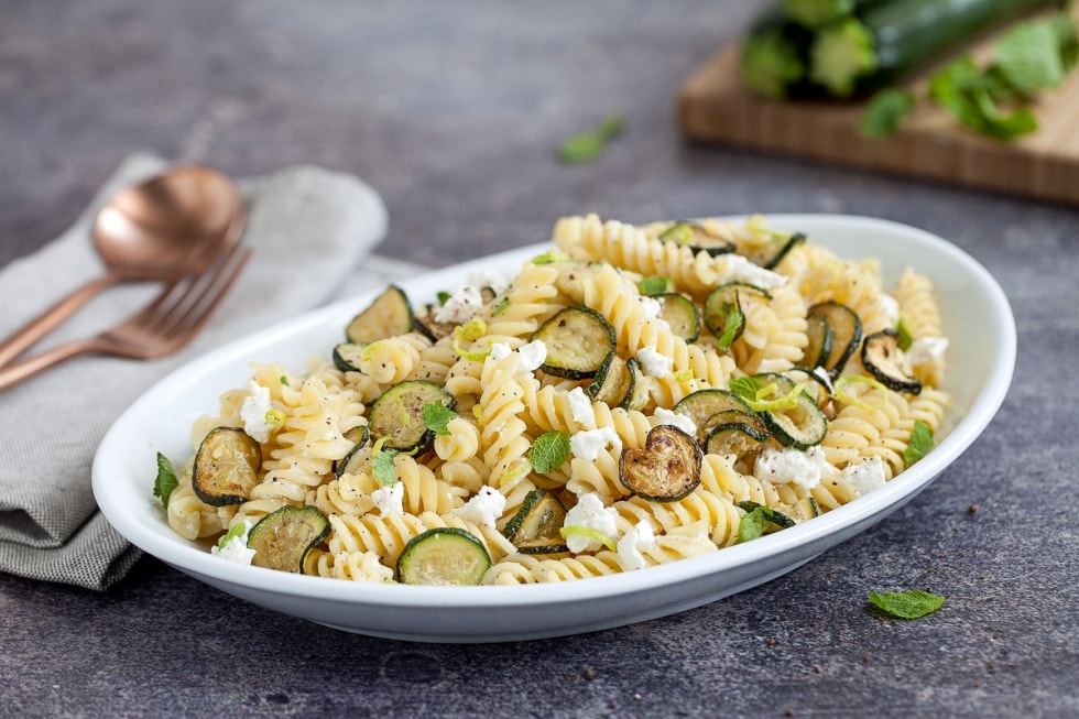 Pasta fredda con zucchine ricetta