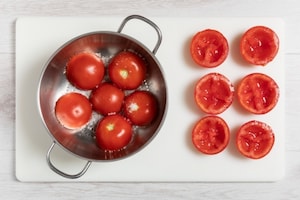 Preparazione Pomodori ripieni di insalata russa - Fase 1