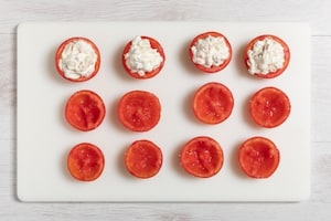 Preparazione Pomodori ripieni di insalata russa - Fase 2