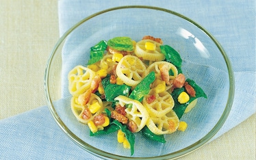Ruote al mais, pancetta e spinaci novelli