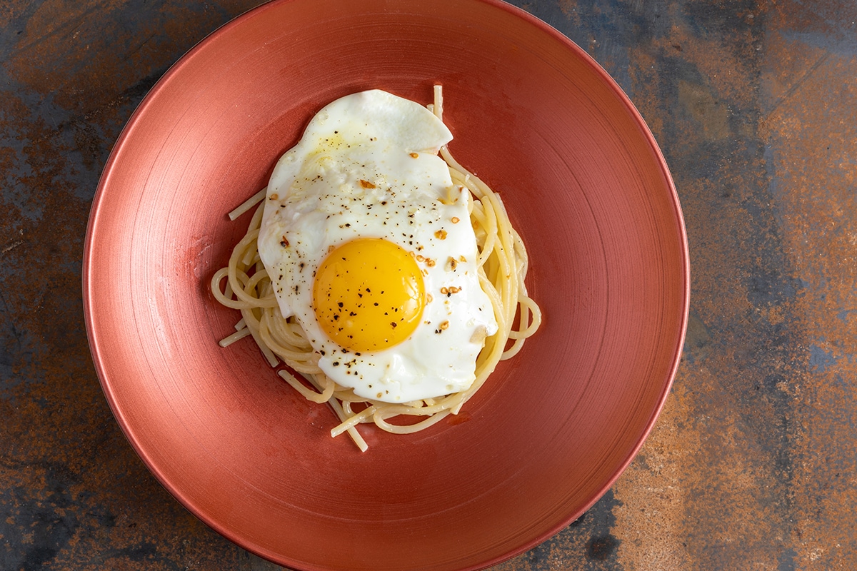 Spaghetti con l'uovo fritto ricetta