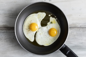 Preparazione Spaghetti con l'uovo fritto - Fase 1