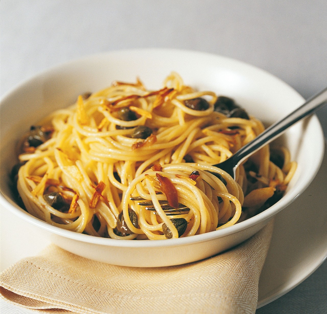 Spaghettini alle acciughe e capperi ricetta