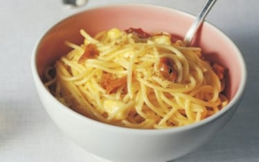 Spaghettini con salsa d'uova e mozzarella