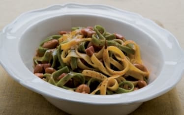 Tagliatelle paglia e fieno al sugo di fagioli