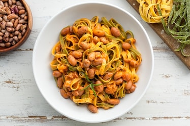 Tagliatelle paglia e fieno al sugo di fagioli