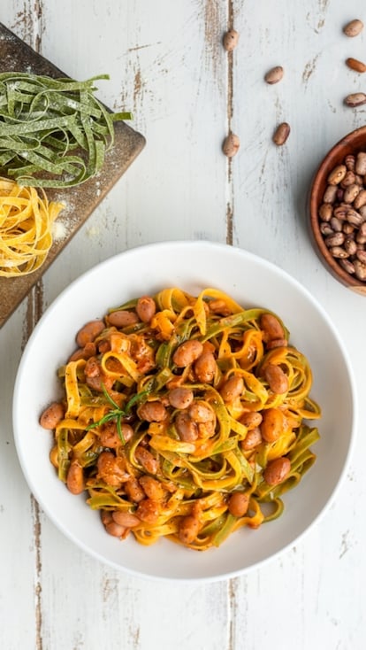 Tagliatelle paglia e fieno al sugo di fagioli