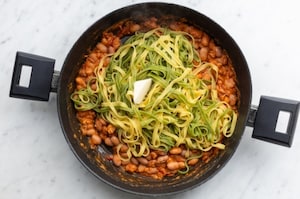 Preparazione Tagliatelle paglia e fieno al sugo di fagioli - Fase 3