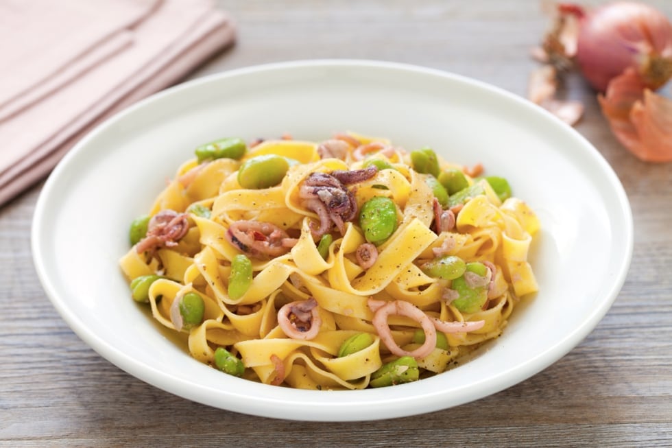 Tagliatelle alle fave e calamaretti