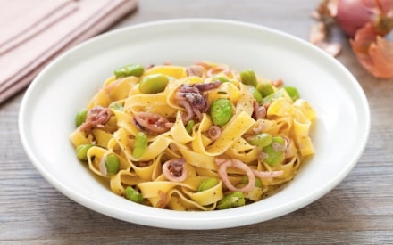 Tagliatelle, fave e calamaretti