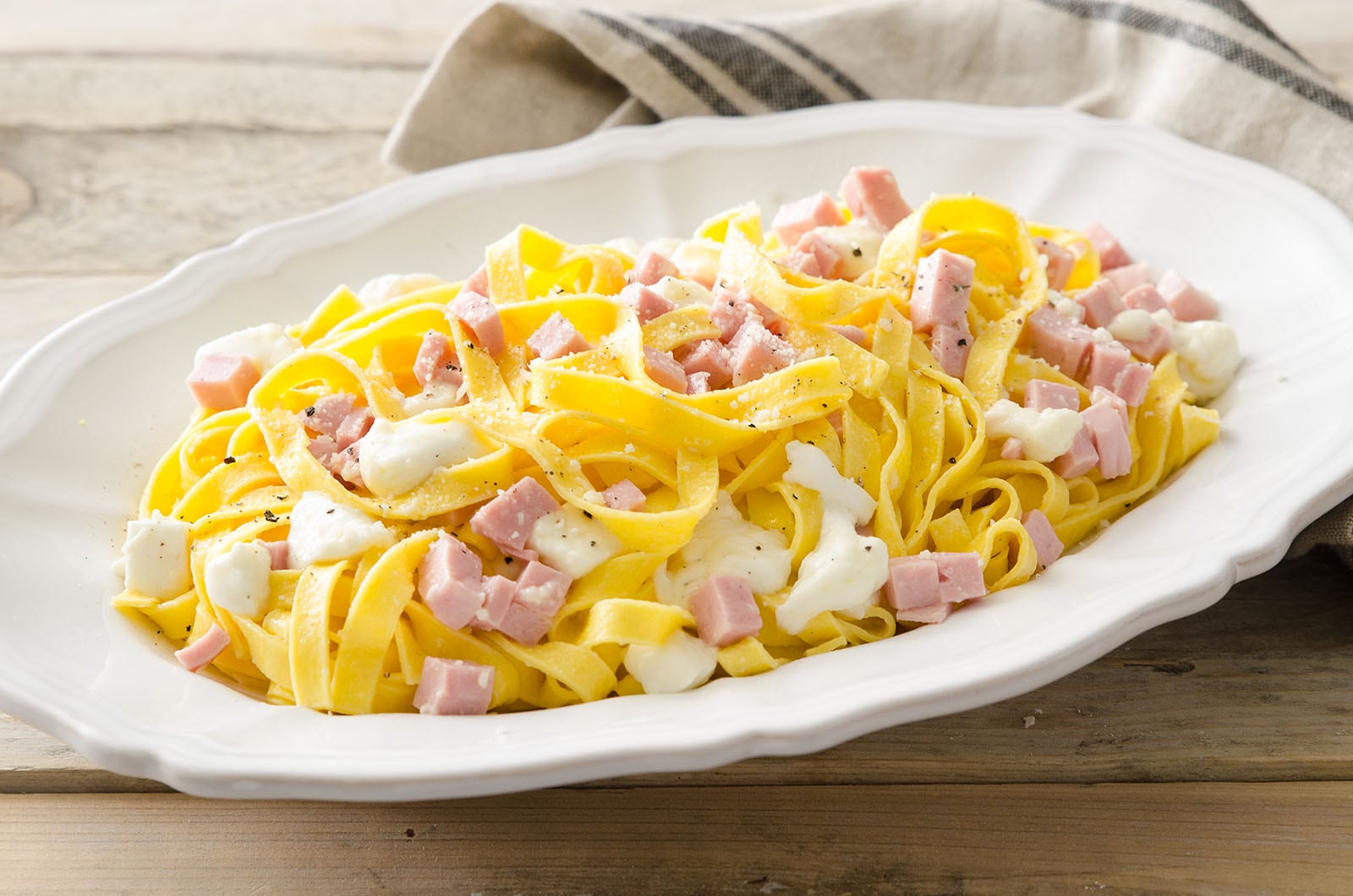 Tagliatelle al prosciutto cotto e mozzarella ricetta