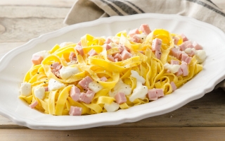 Tagliatelle al prosciutto cotto e mozzarella Tagliatelle al prosciutto cotto e mozzarella