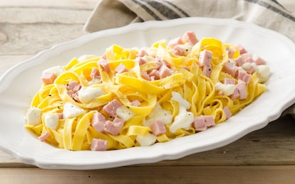 Tagliatelle al prosciutto cotto e mozzarella