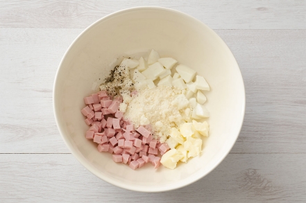 Preparazione Tagliatelle al prosciutto cotto e mozzarella - Fase 1 Preparazione Tagliatelle al prosciutto cotto e mozzarella - Fase 1