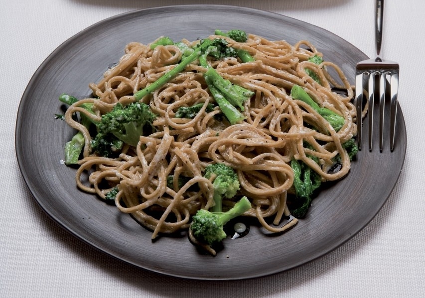 Tagliolini alla liquirizia, cime di rapa e ricotta ricetta