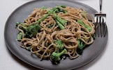 Tagliolini alla liquirizia, cime di rapa e ricotta