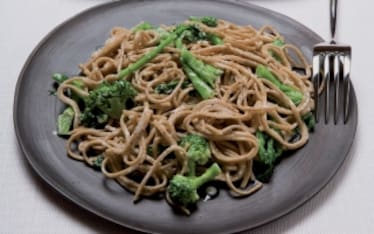 Tagliolini alla liquirizia, cime di rapa e ricotta