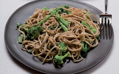 Tagliolini alla liquirizia, cime di rapa e ricotta