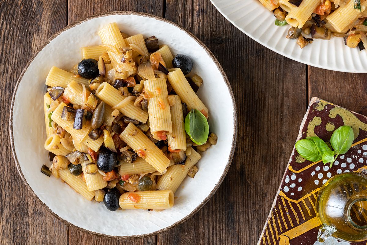 Insalata di pasta con caponata di verdure ricetta