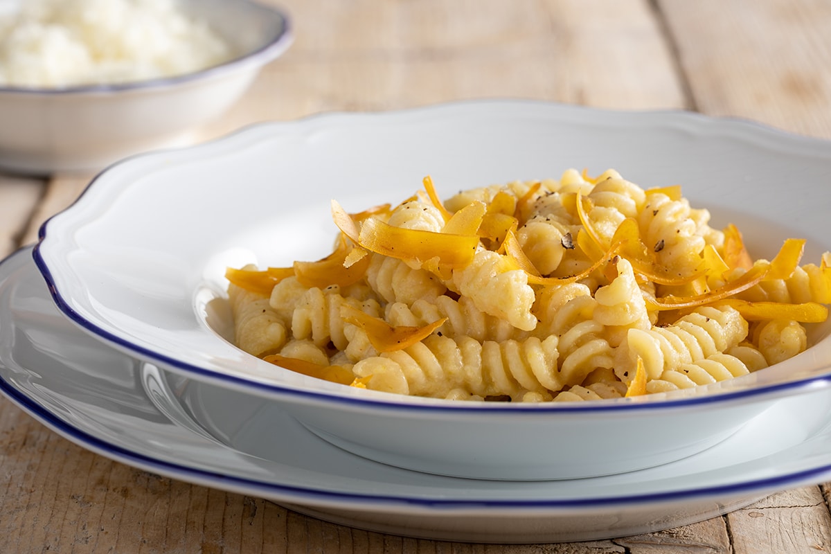 Fusilli con porri e bottarga ricetta