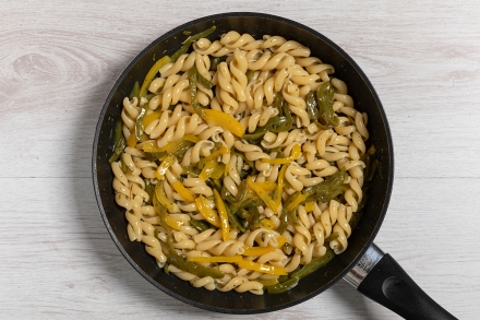 Preparazione Fusillotti ai peperoni e acciughe - Fase 2 Preparazione Fusillotti ai peperoni e acciughe - Fase 2