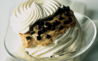 Meringa con mousse al caffè Meringa con mousse al caffè