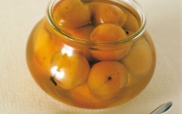 Albicocche candite sotto grappa