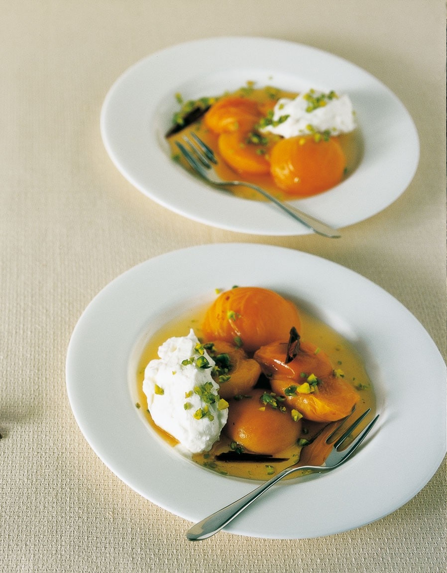 Albicocche al moscato, panna e pistacchi ricetta