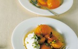 Albicocche al moscato, panna e pistacchi