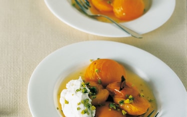 Albicocche al moscato, panna e pistacchi