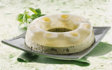 Aspic di uova sode alla crema di avocado