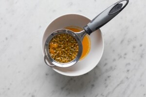 Preparazione Bavarese alle fragole e frutto della passione - Fase 1