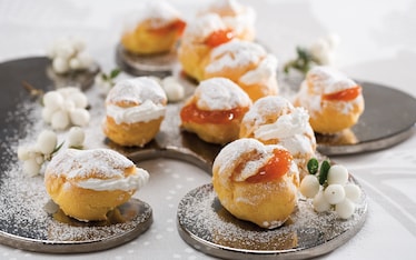 Bignè con panna montata e marmellata d’albicocca