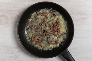 Preparazione Bigoli in salsa d'acciughe - Fase 2