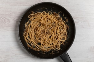 Preparazione Bigoli in salsa d'acciughe - Fase 2