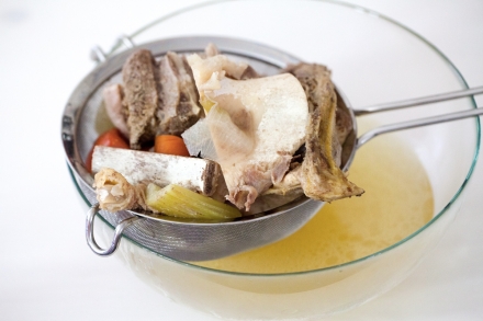 Preparazione Brodo di carne - Fase 3 Preparazione Brodo di carne - Fase 3