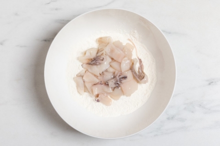 Preparazione Calamari fritti - Fase 1 Preparazione Calamari fritti - Fase 1