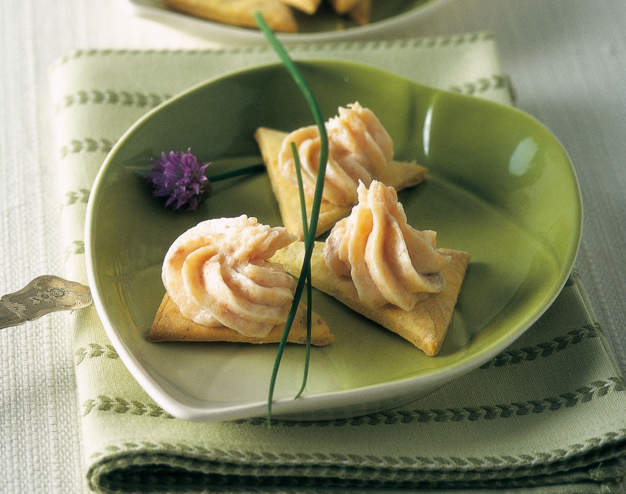 Canapè alle mandorle e salmone ricetta