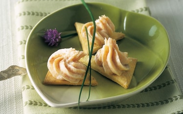 Canapè alle mandorle e salmone