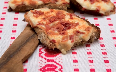 Canapè con speck e formaggio