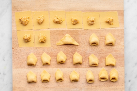 Preparazione Cappellacci di zucca - Fase 4 Preparazione Cappellacci di zucca - Fase 4