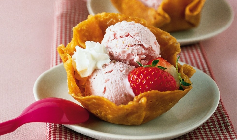 Cestini di mandorle con gelato di fragole ricetta