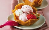 Cestini di mandorle con gelato di fragole